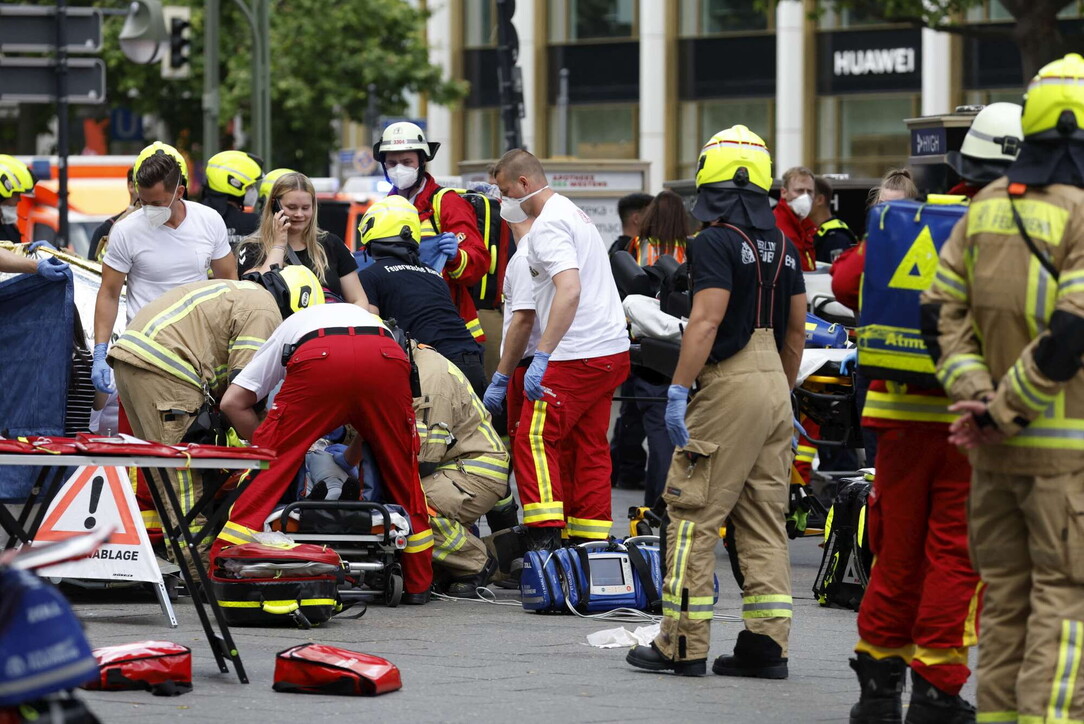 093611960-cc0a152d-939a-423b-966a-8457d456622a Torna il terrore a Berlino: auto su una scolaresca. Morta l'insegnante, 13 feriti, 5 sono gravissimi
