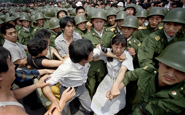 149440-sd Piazza Tiananmen blindata dopo 33 anni dal massacro: a Hong Kong vietate le veglie degli studenti