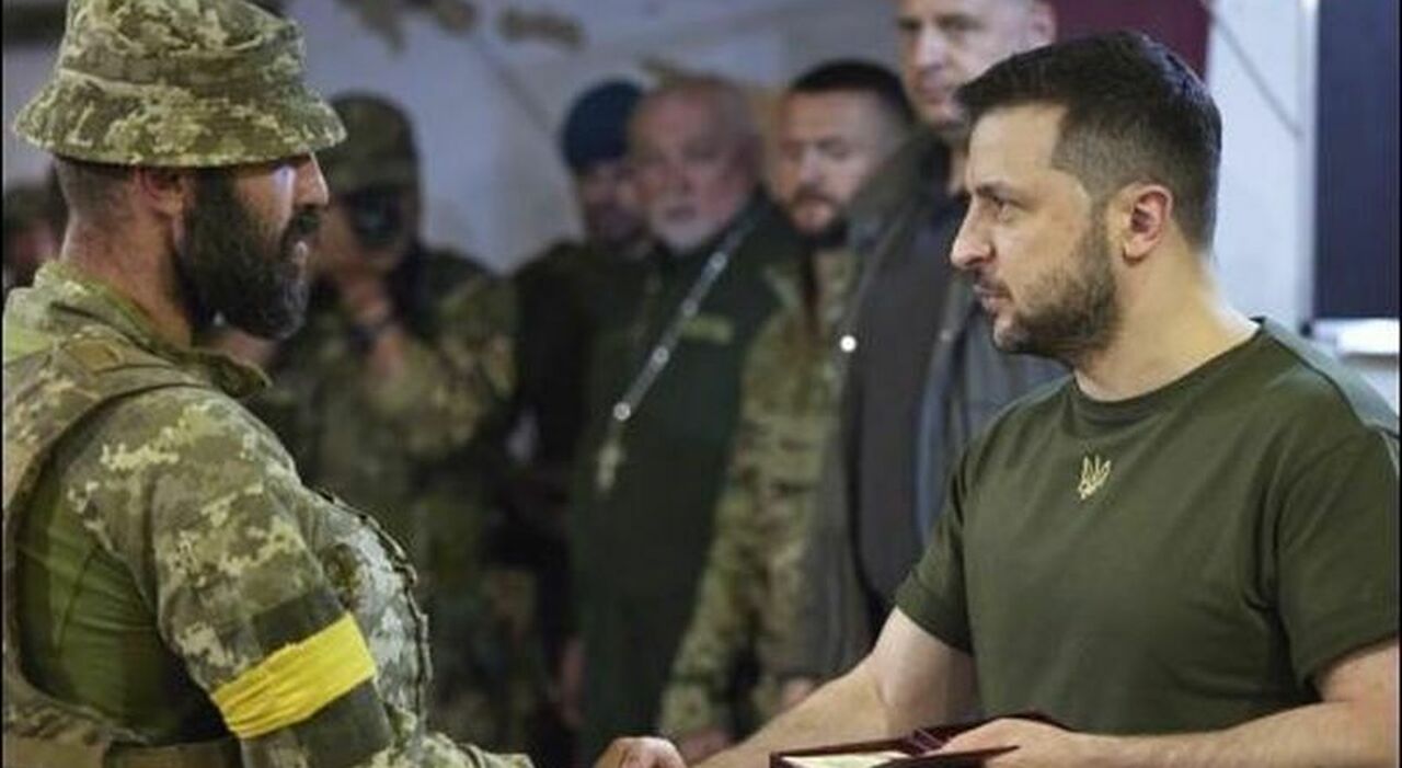 Zelensky al G7: "Aiutateci a ricacciare i russi al di là delle linee di febbraio"