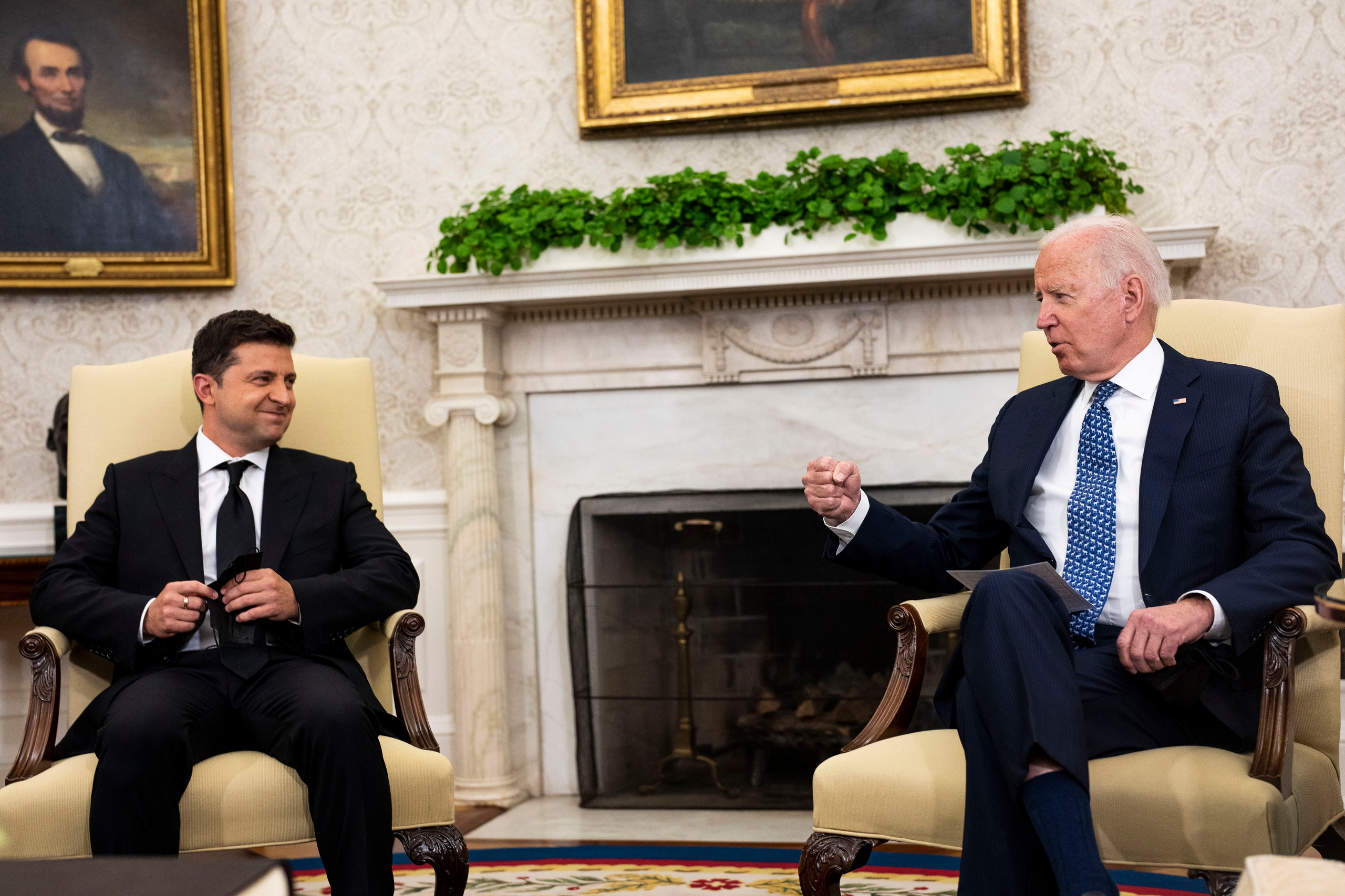 Biden e Zelensky, arrivano le armi ma volano gli stracci: ecco perché il clima è cambiato