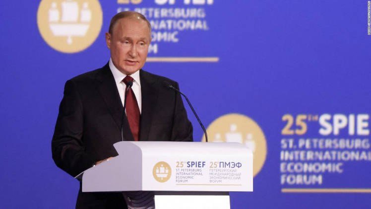 Putin punta a dividere l'Europa e gli europei: "La Ue ha perso sovranità politica, balla le musiche di altri..." Putin punta a dividere l'Europa e gli europei: "La Ue ha perso sovranità politica, balla le musiche di altri..."