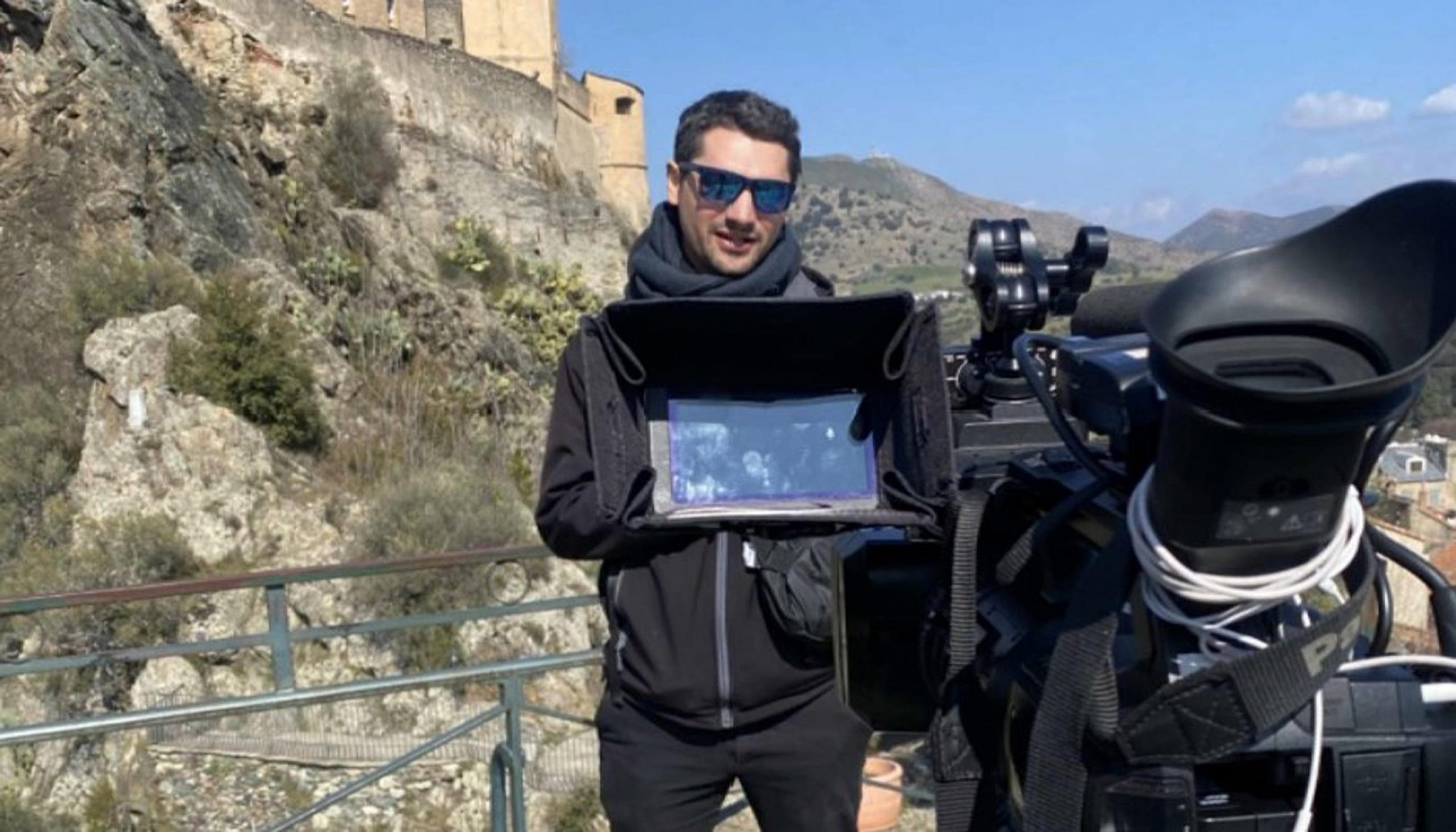 Torna in Francia la salma del giornalista ucciso da una granata russa: Parigi indaga per crimini di guerra Torna in Francia la salma del giornalista ucciso da una granata russa: Parigi indaga per crimini di guerra