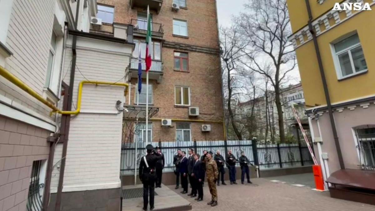 ambasciata-italiana-kiev-carabinieri Ucraina, l'ambasciata italiana difesa dai Carabinieri: l'impegno dell'Arma a Kiev