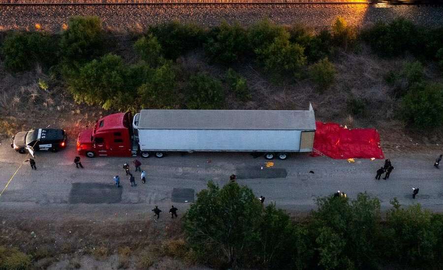 camion-immigrati-texas-900×549 Texas, un massacro della disperazione e del caldo: 46 migranti trovati morti in un camion