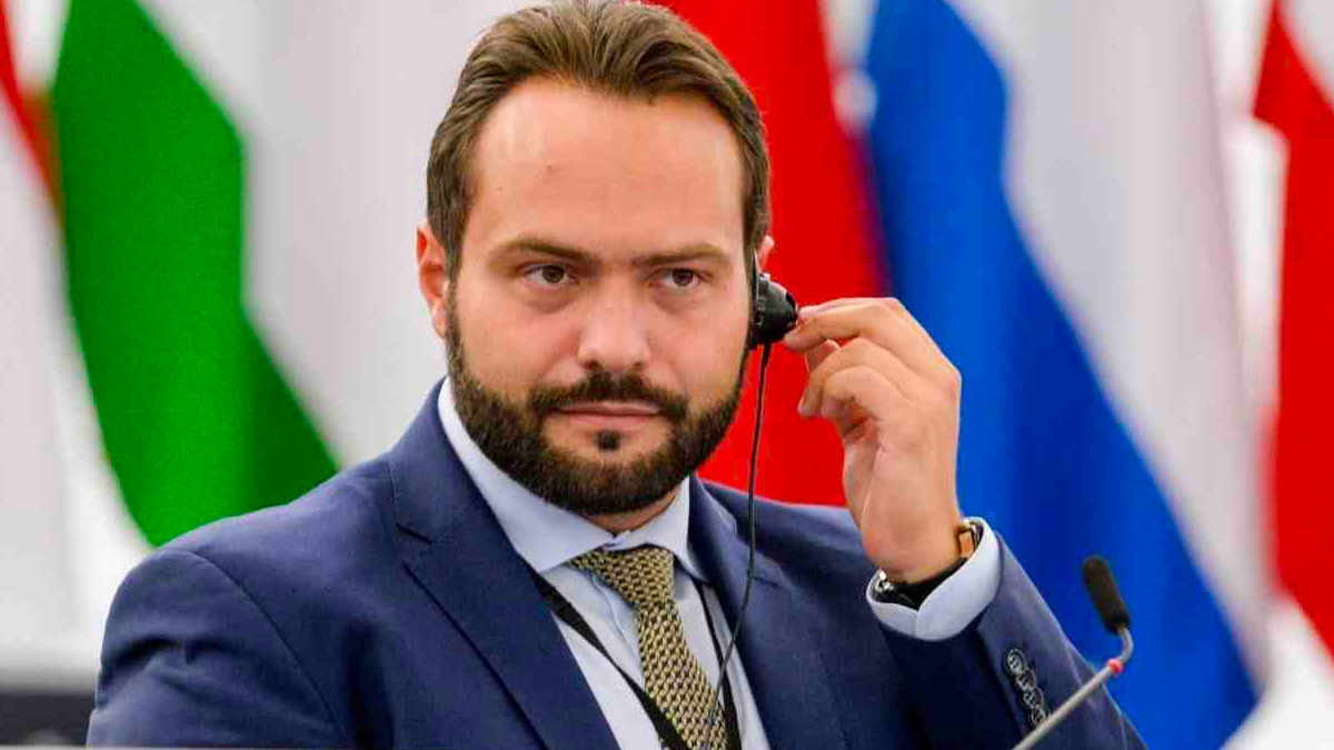 Il M5S replica a Salvini: "Le sue parole contro Di Maio sono ridicole, deve tacere"