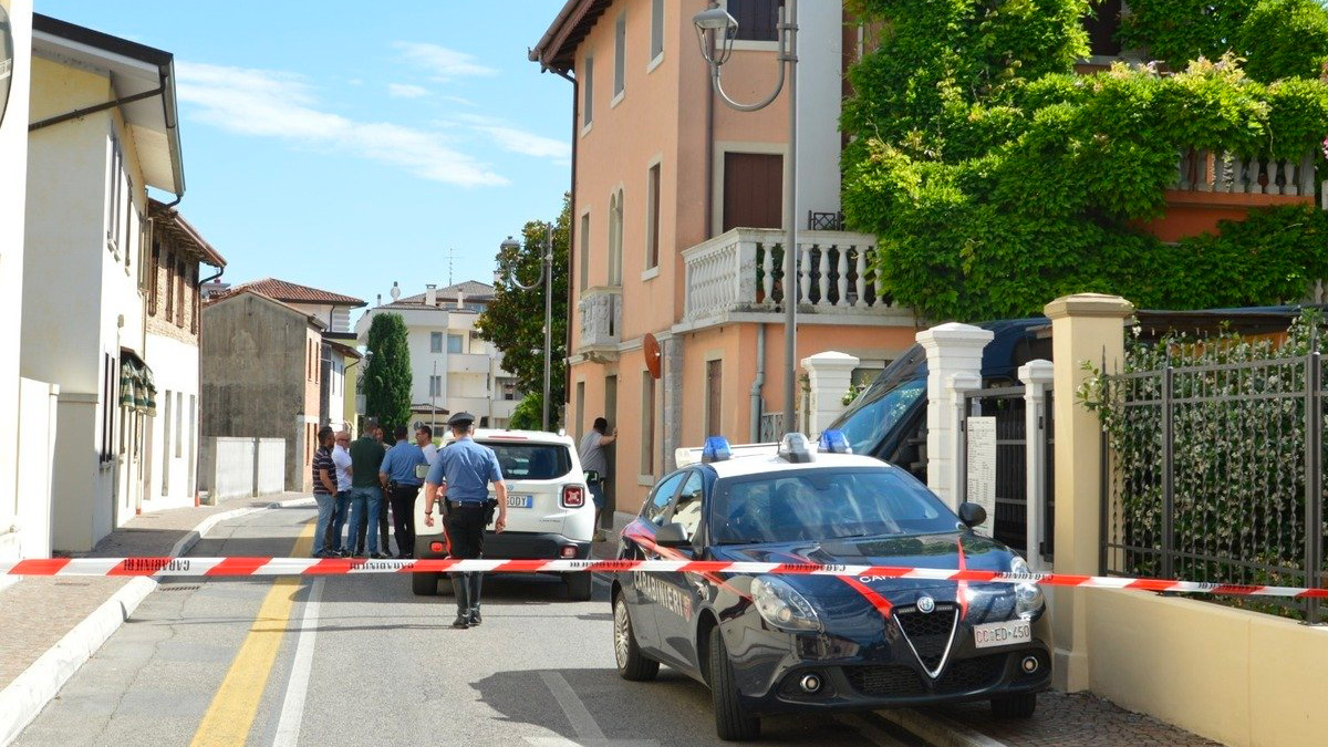 Femminicidio, marito strangola la moglie 50enne e poi si toglie la vita
