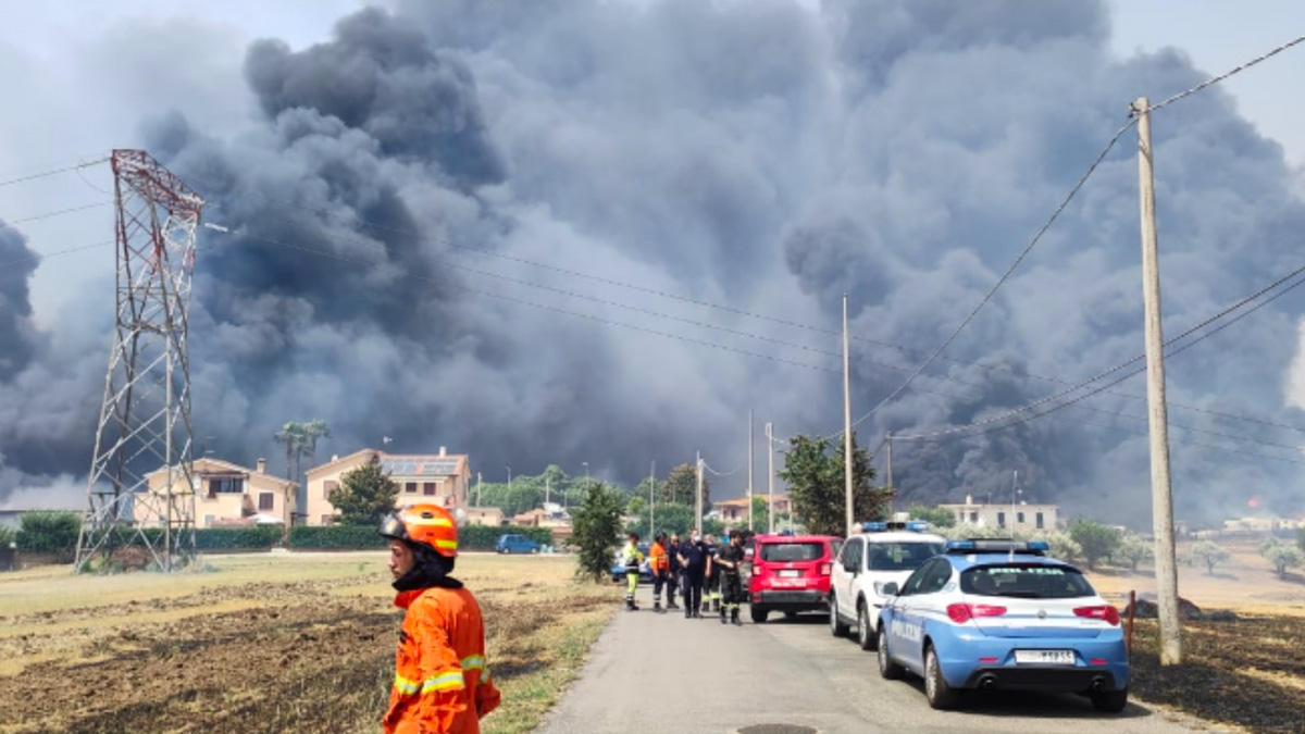 Incendi a Roma, i Pm aprono un fascicolo: oggi altri 9 roghi