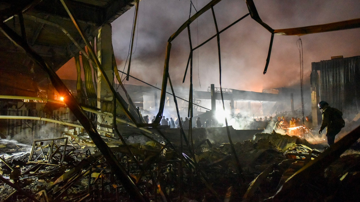 Kremenchuk, 20 morti e 36 dispersi per le bombe sul centro commerciale. La procuratrice: "E' la politica di Mosca"