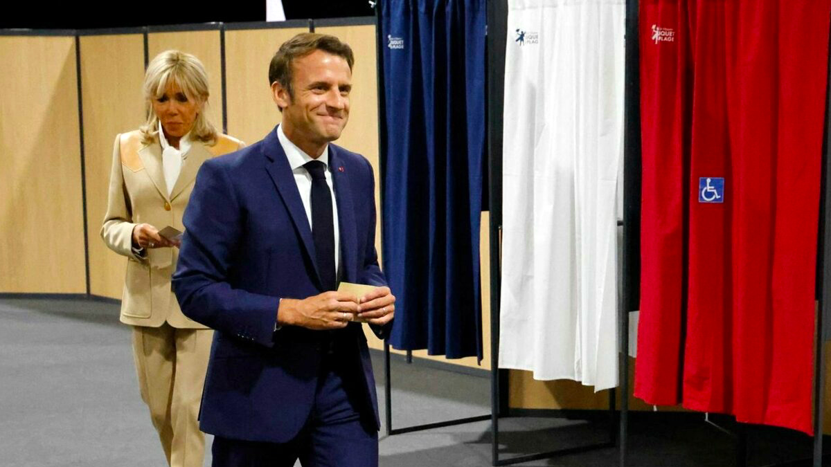 Macron condanna le bombe di Putin: "Gli attacchi ai civili cambiano la natura della guerra"