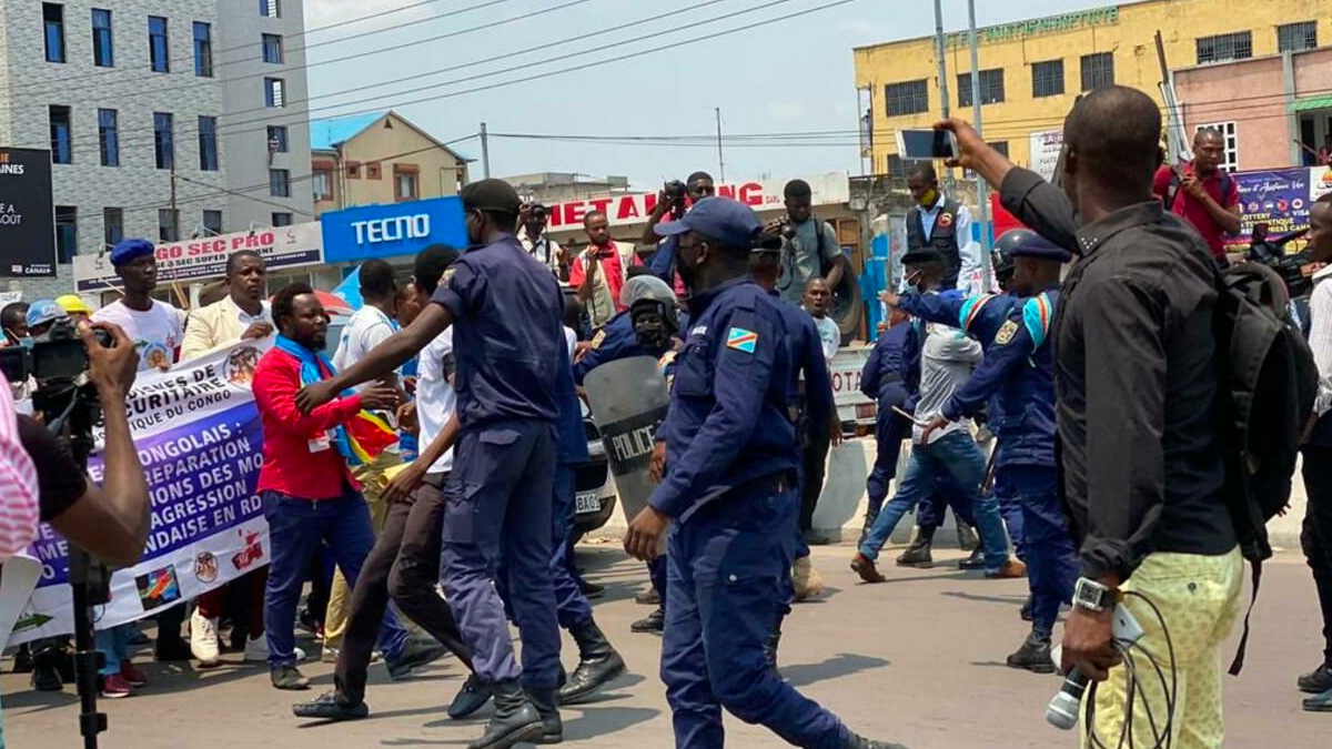 Congo, i manifestanti inneggiano a Putin: "Vieni ad aiutare il nostro paese"