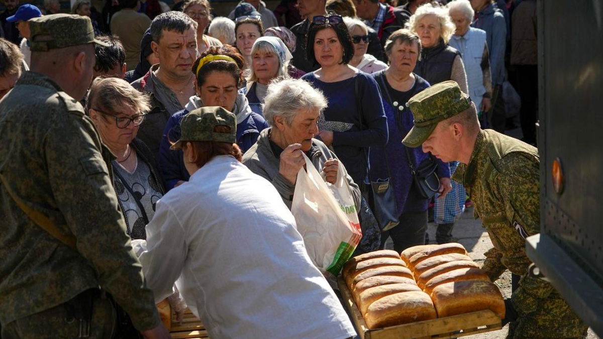 mariupol-fila-cibo Ucraina, a Mariupol scarseggia il cibo: "I rifornimenti degli occupanti non bastano più"