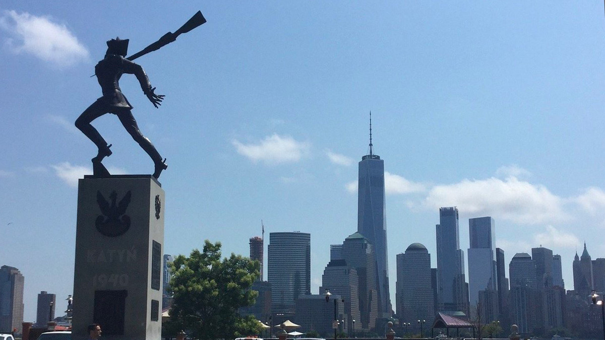 Russia, via la bandiera polacca dal memoriale di Katyn: "Da parte dei loro leader parole anti Mosca"