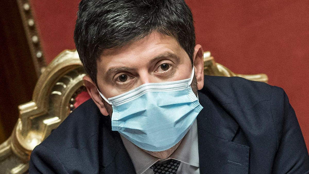 Covid, il colmo per il ministro Speranza: risultare positivo il giorno dello stop alle mascherine