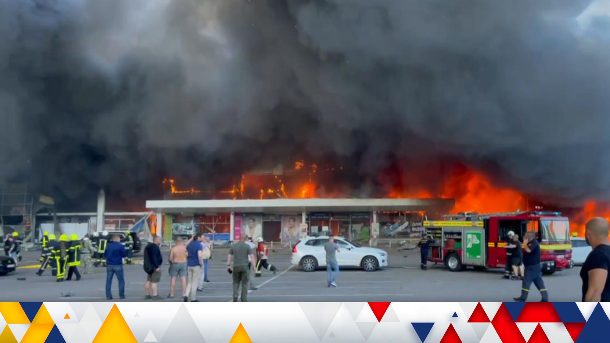 Ucraina, i russi bombardano un centro commerciale a Kremenchuk: 13 morti e 40 feriti