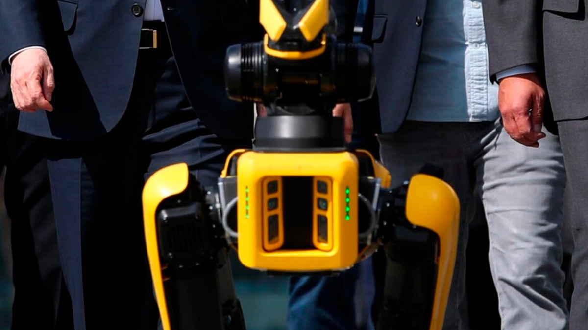spot-cane-robot Ucraina, dagli Usa arriva il cane robot che disinnesca le mine: si chiama Spot e costa 70mila dollari