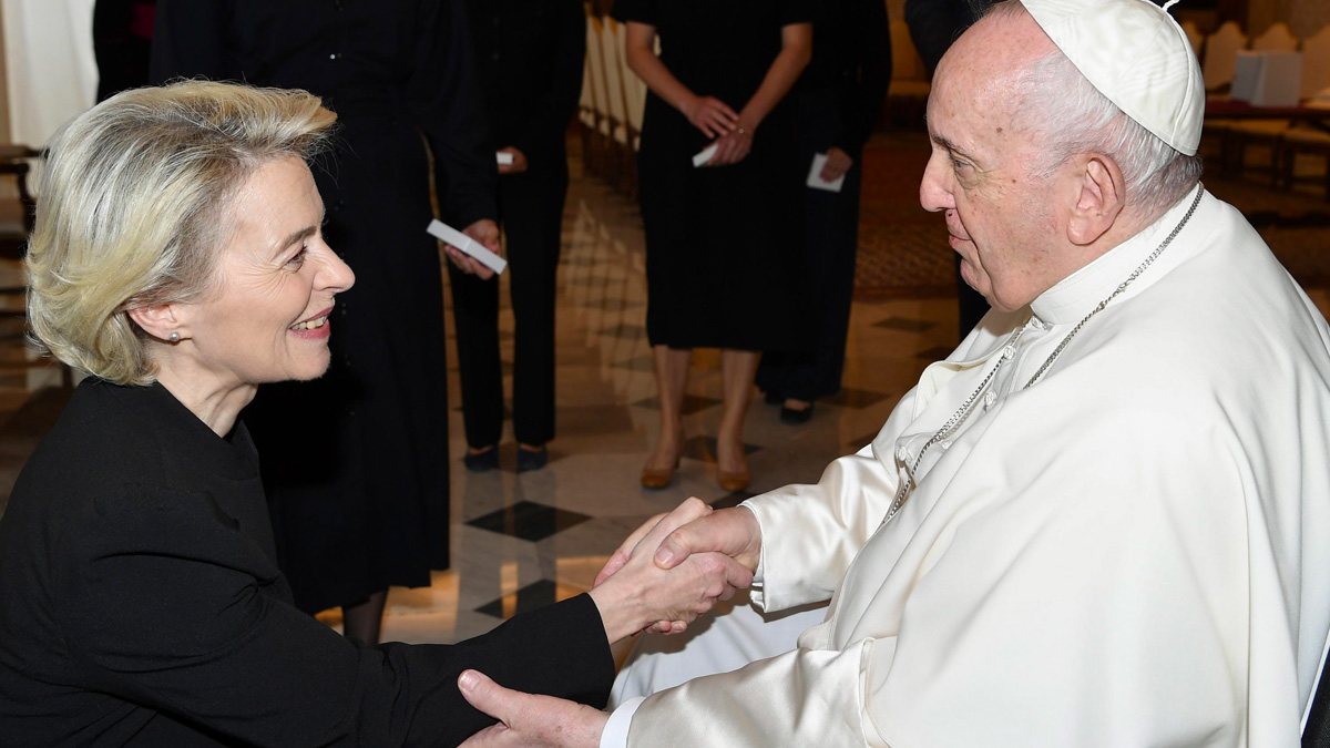 von-der-leyen-papa-francesco Ucraina, Papa Francesco ha incontrato Ursula von der Leyen: "Comune impegno sul cessate il fuoco"