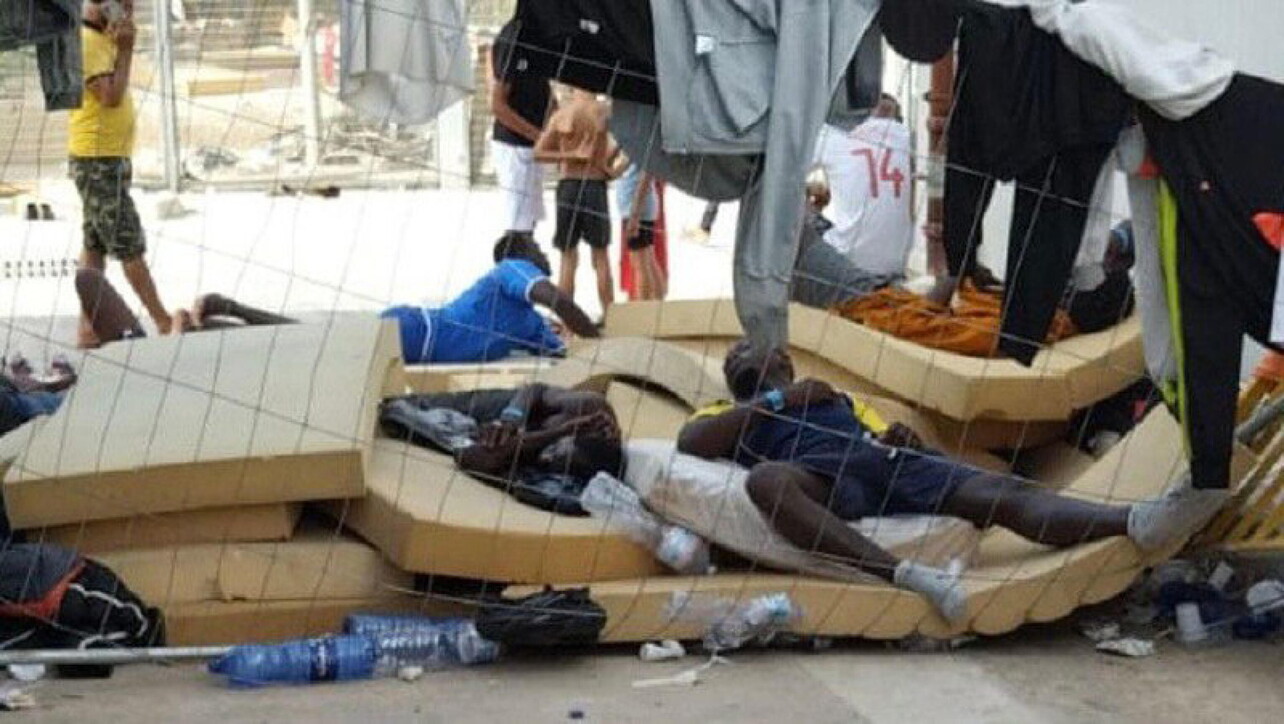 Fugge dalla Nigeria e arriva cadavere a Lampedusa vegliato da moglie e figli in un barchino
