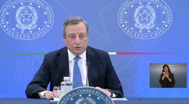 Draghi apre a Conte e bacchetta la maggioranza: "Non si governa con gli ultimatum"