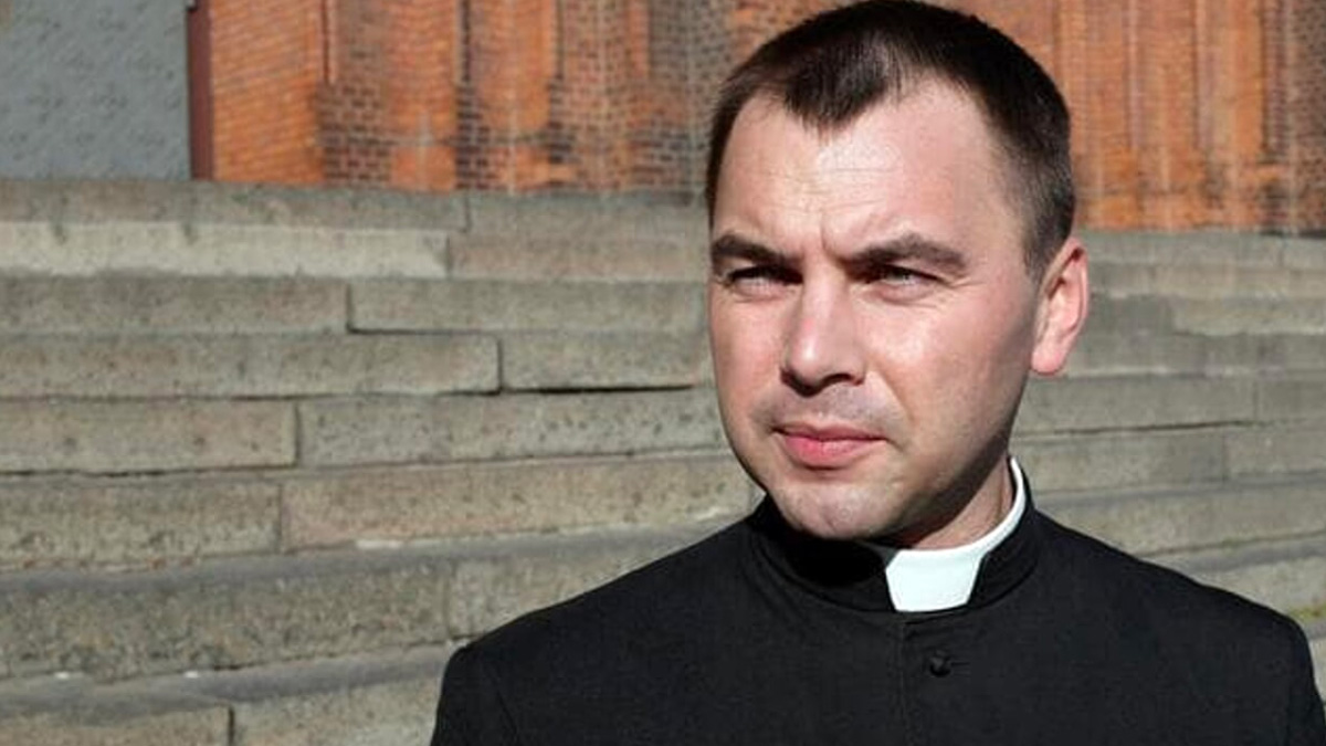 Andrzej Debski Prete vicino ai neofascisti xenofobi polacchi è stato sospeso: mandava video hot a varie donne