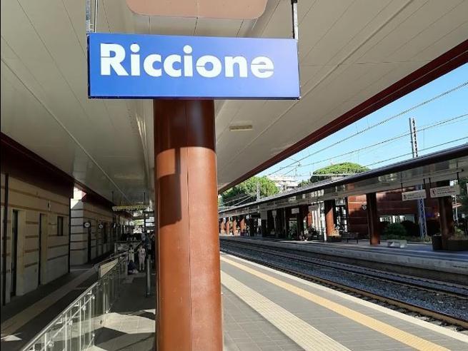 Riccione, attraversano i binari alla stazione: due ragazze investite e uccise da un treno