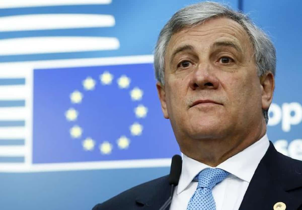 Calenda fa shopping in Forza Italia e Tajani la prende male: "Ha già tradito il Pd e adesso..."