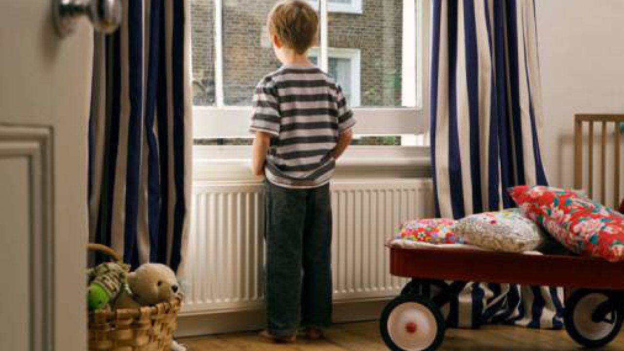 Partono per le vacanze e scordano a casa il figlio di 7 anni: sembra un film, ma è successo a Bologna