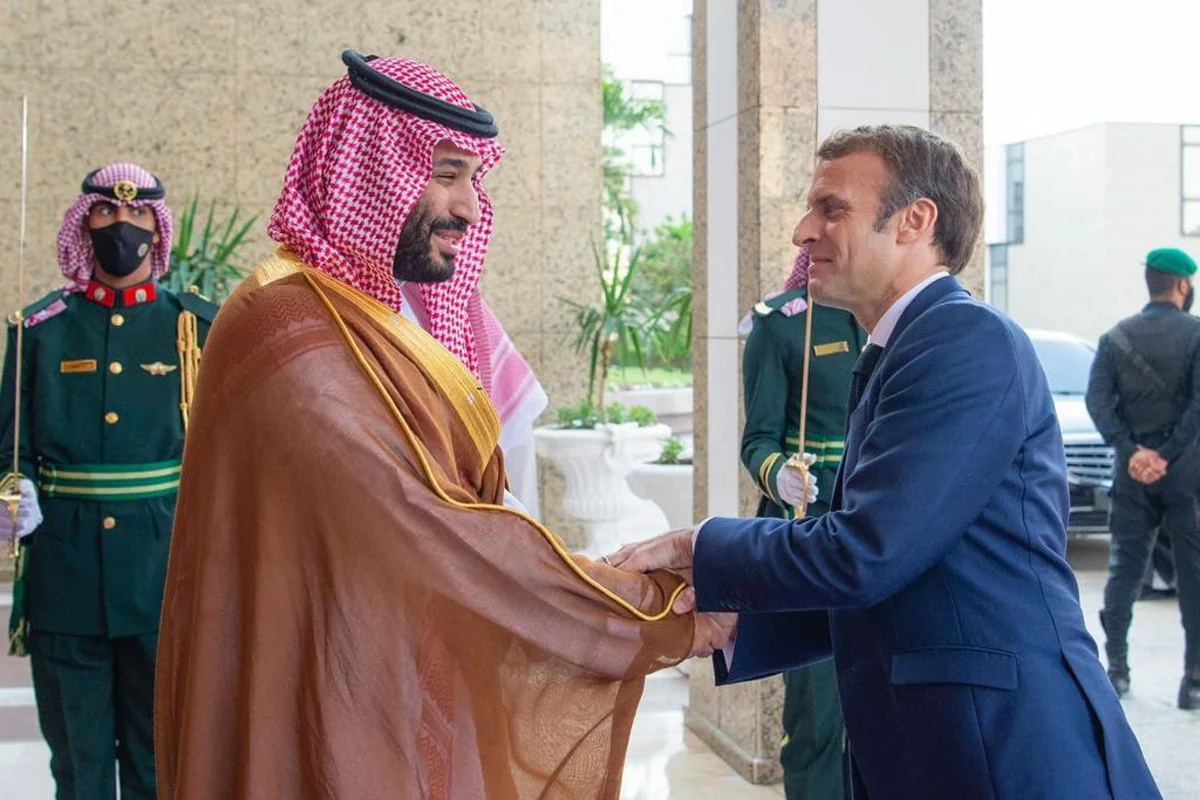 bin-salman-macron Macron si avvicina al regime di Bin Salman: "Rafforziamo gli scambi con l'Arabia Saudita"