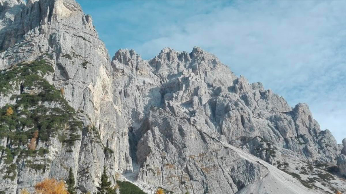 Dolomiti, si stacca un pilastro della Moiazza e cade a valle: non ci sono feriti