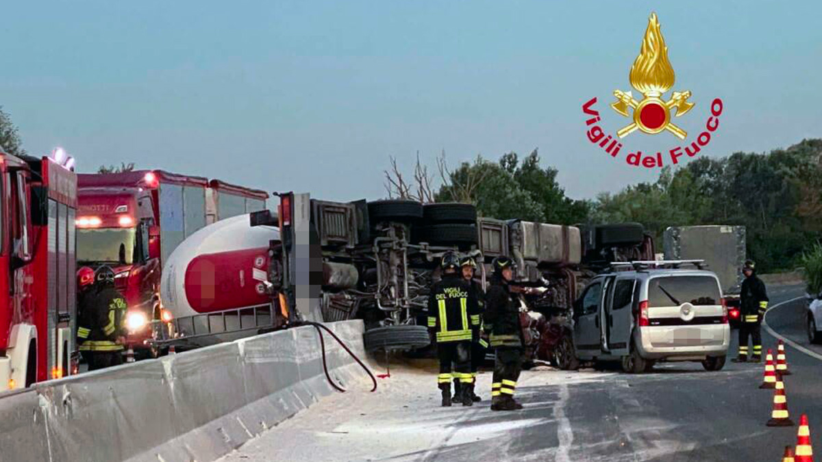 Fi-Pi-Li, si ribalta un camion che trasportava farina: traffico in tilt dall'alba
