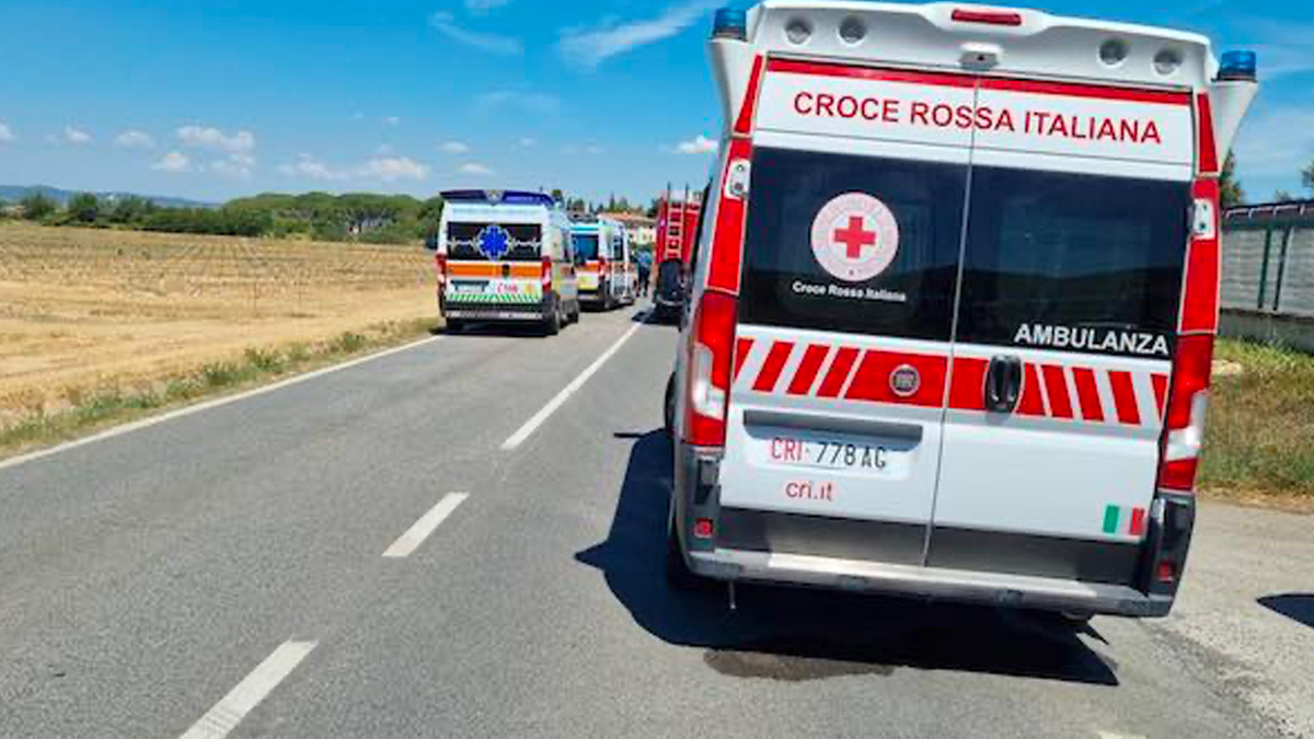 Braccagni, auto finisce su un gruppo di ciclisti: 4 morti e 6 feriti, l'autista ha avuto un malore