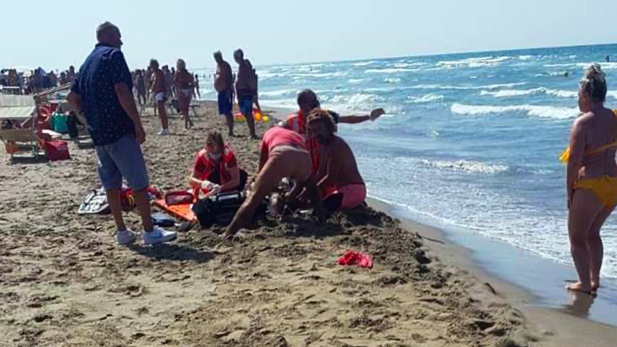 Ha un malore in acqua, è morto un bagnante su una spiaggia a Nord di Roma