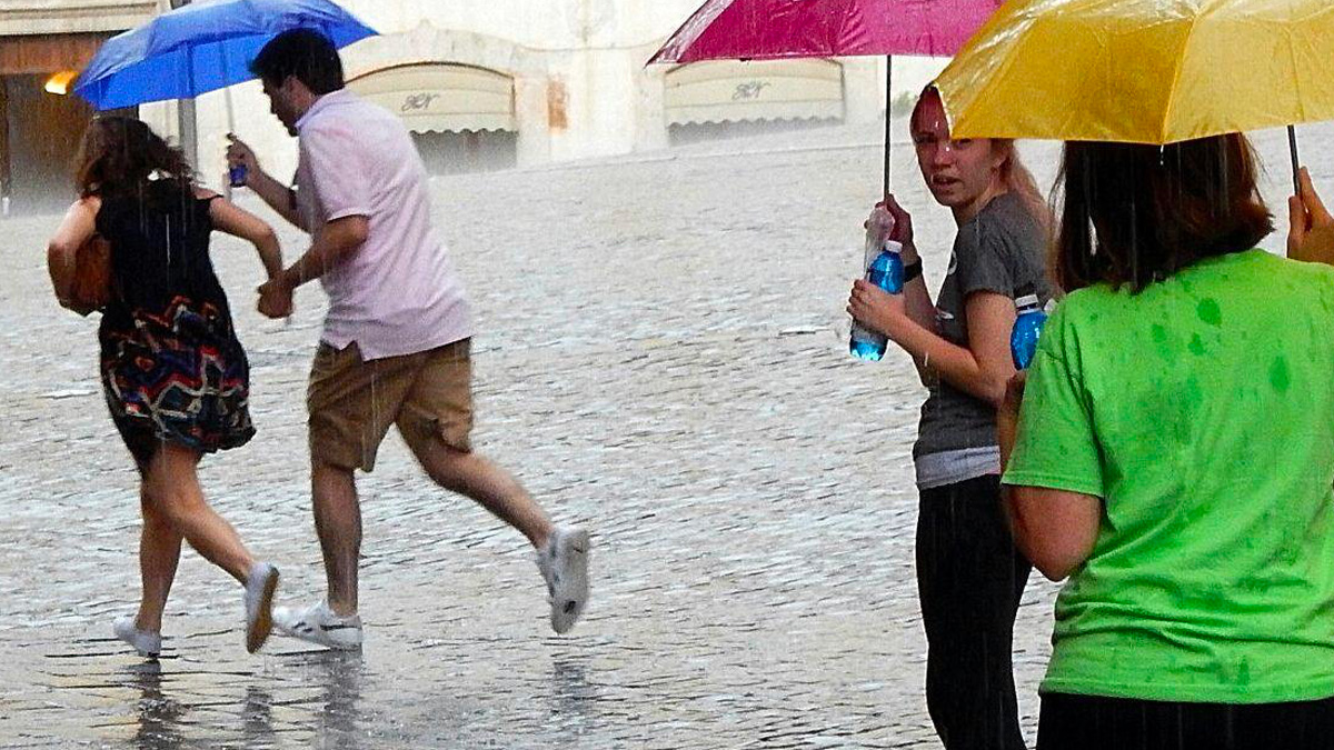 Il caldo sta finendo, in arrivo pioggia e grandine: le previsioni per la settimana