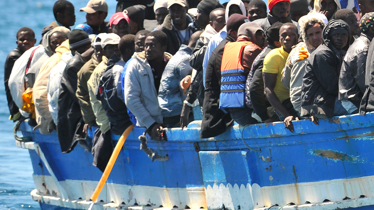 A Lampedusa sbarcano 49 persone: a bordo dell'imbarcazione anche i cadaveri di due uomini