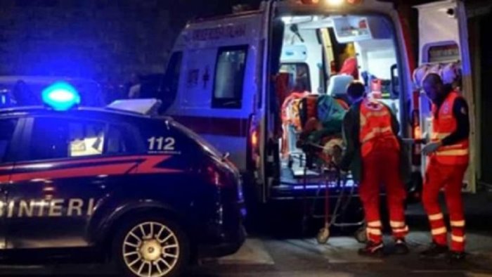 Cospargono un uomo di liquido infiammabile e gli danno fuoco mentre video-chiama la fidanzata