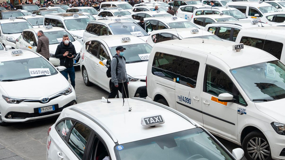 Sciopero taxi, la rabbia dei tassisti sotto Palazzo Chigi: fumogeni e lanci di bottigliette