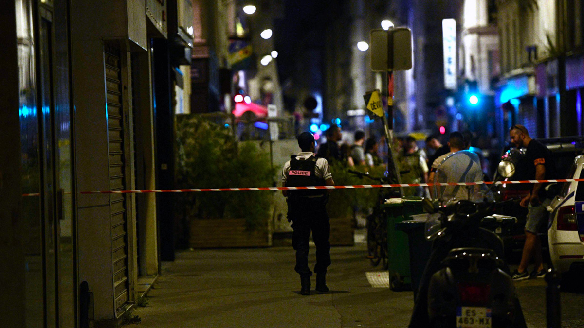 sparatoria-parigi Parigi, una sparatoria nella notte fa una vittima e quattro feriti: arrestato uno dei due assalitori