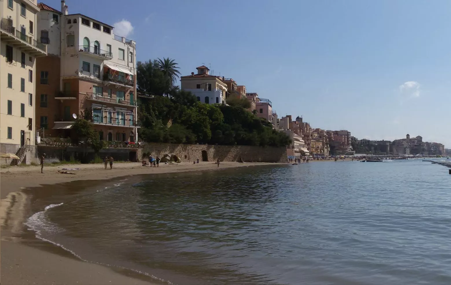 Uomo si butta in acqua e annega: uno sciacallo ruba il suo zaino mentre altri tentavano di rianimarlo