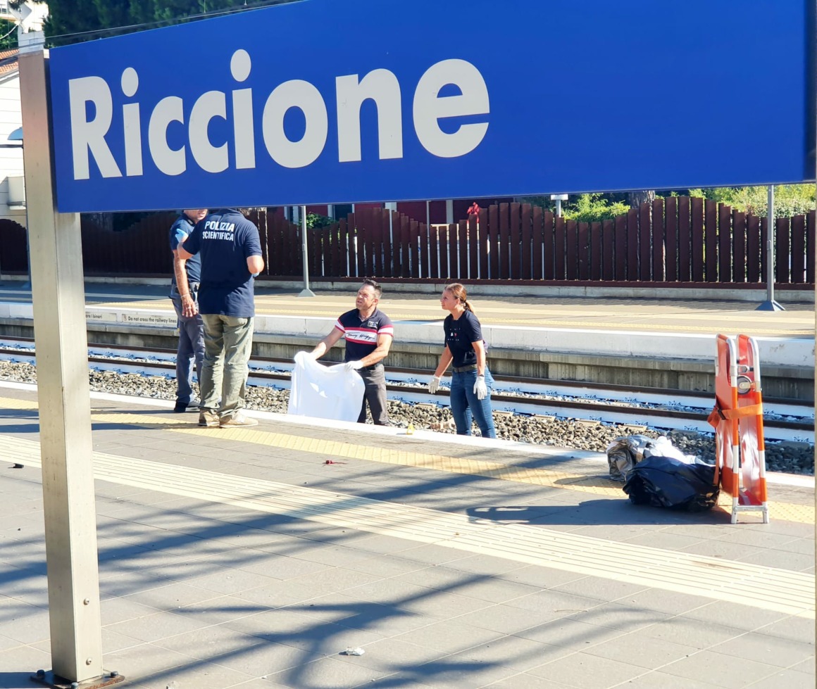 La morte delle due sorelle investite dal treno, un testimone: "Le ho viste, ho urlato..."