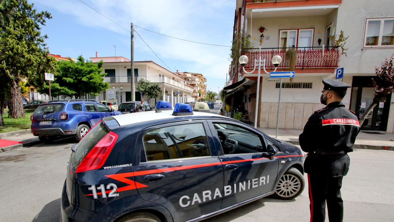 Un 75enne era incastrato tra due scarpiere, i carabinieri gli salvano la vita: non rispondeva al telefono da giorni