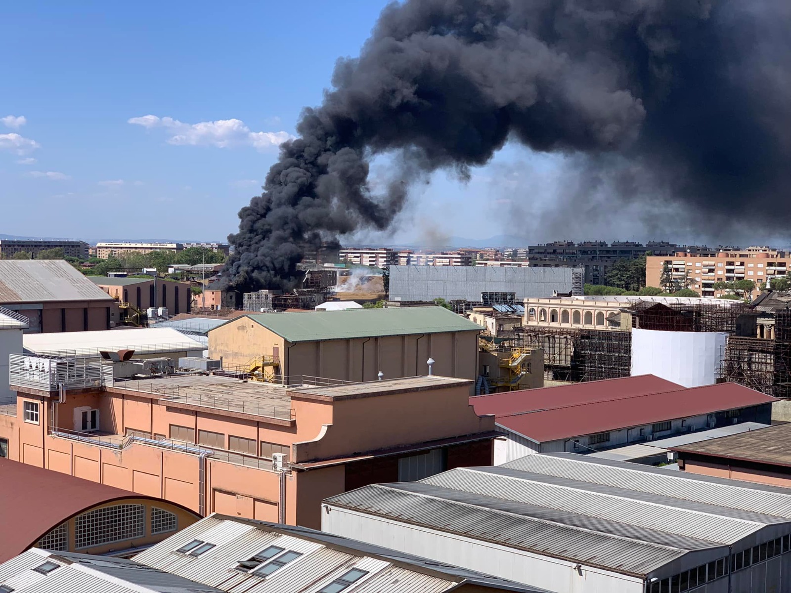 Incendio a Cinecittà: bruciano gli studi