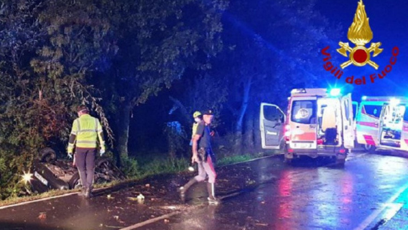 Quattro giovanissimi in auto finiscono contro un albero: tutti morti