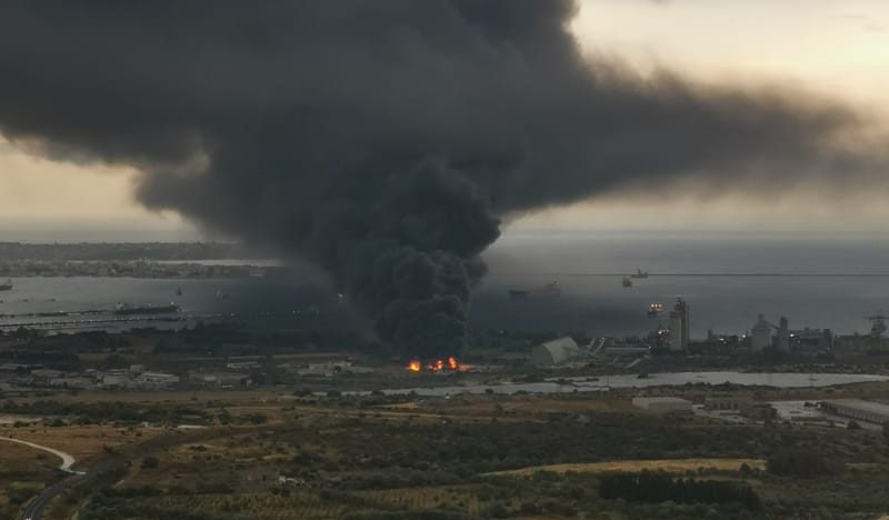 Augusta, violento incendio colpisce un impianto di smaltimento rifiuti