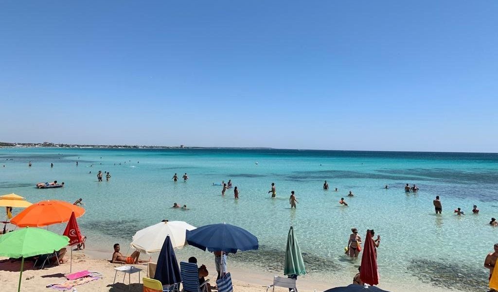 Anziano con problemi psichici si allontana in spiaggia con una bimba: scambiato per pedofilo e picchiato