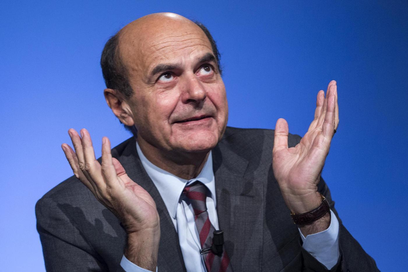 Bersani avvisa Calenda citando 'lo Scorpione e la Rana': "Attento a chi ti porti in groppa..."