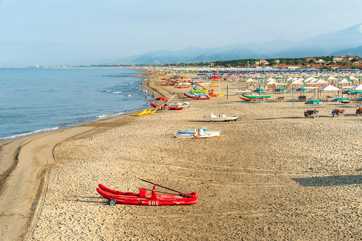 Versilia, due uomini stroncati da un malore in mare a poca distanza l'uno dall'altro