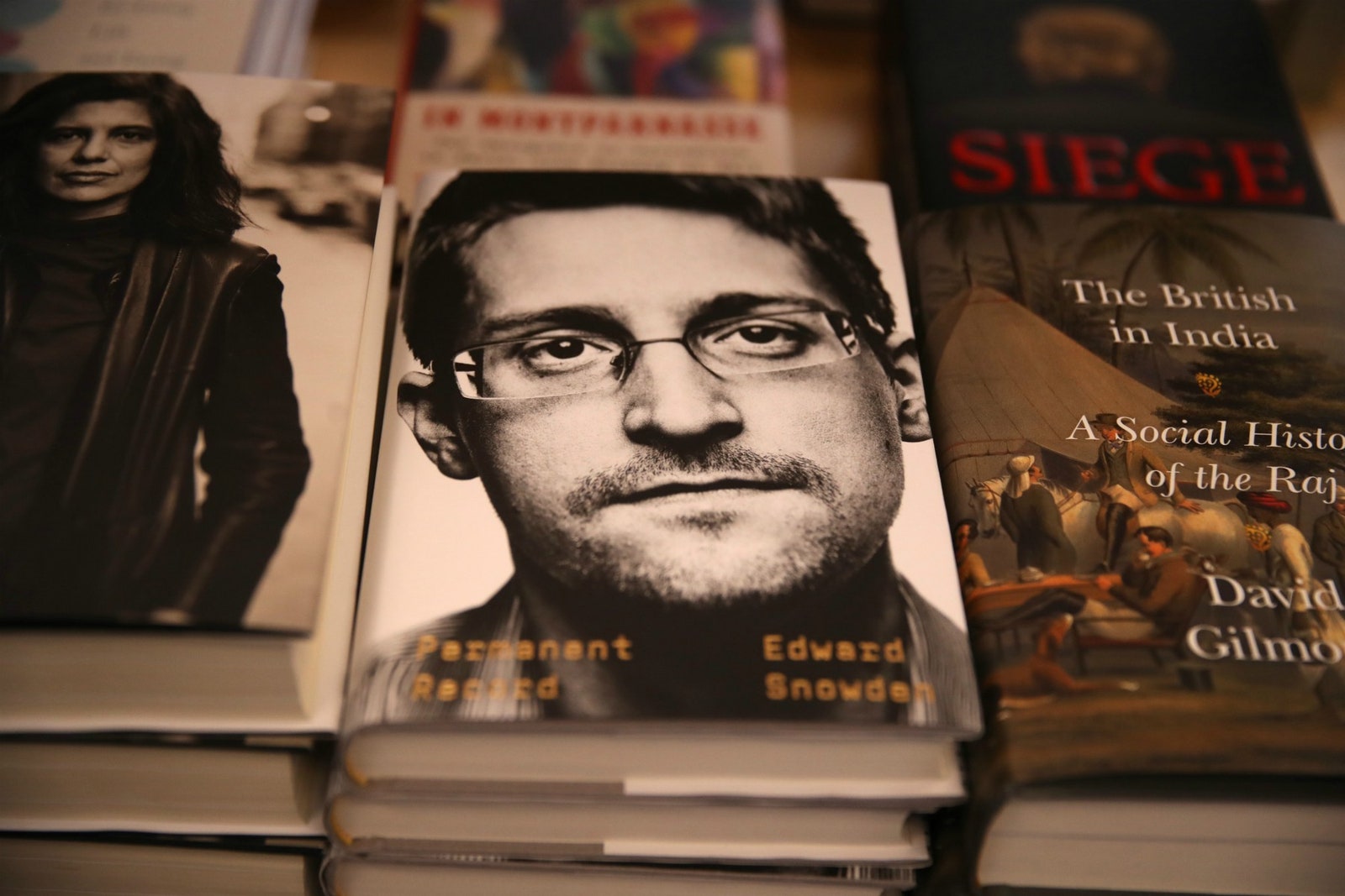 Putin dà la cittadinanza russa a Snowden, l'ex 007 Usa che rivelò il sistema di intercettazioni