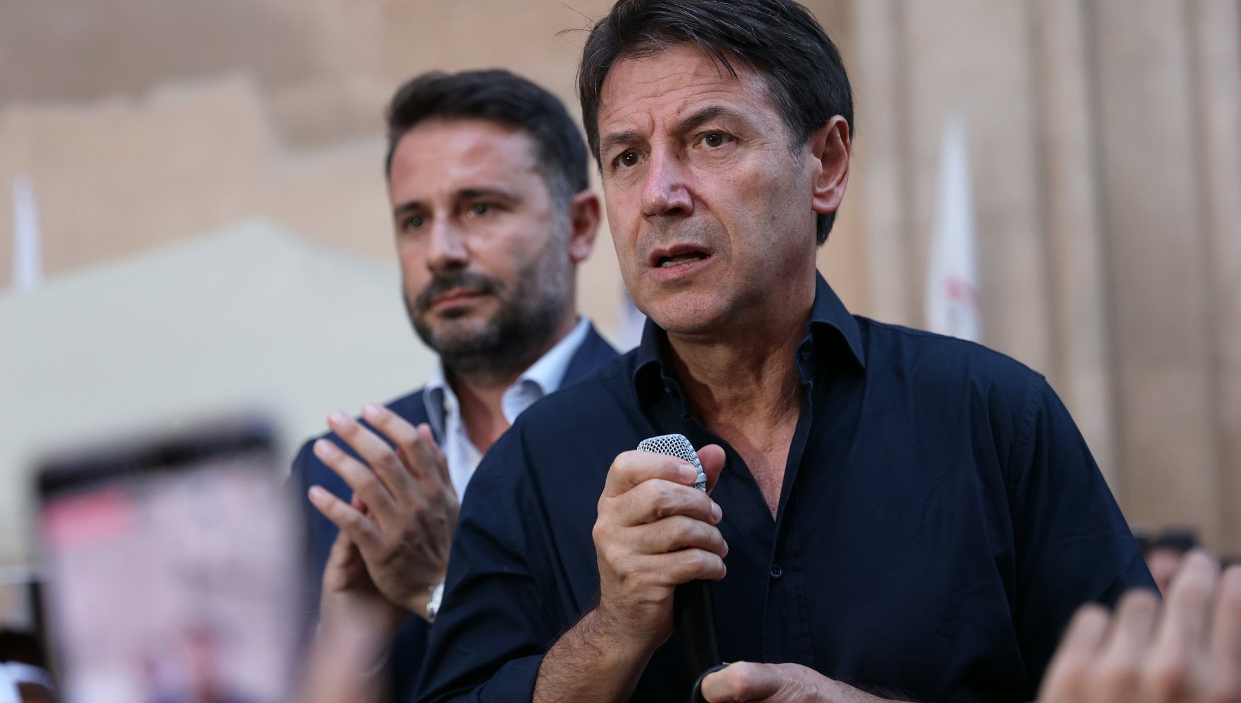 Conte a Genova canta 'Bella ciao': "Sono sorpreso dalla scelta della Pausini"