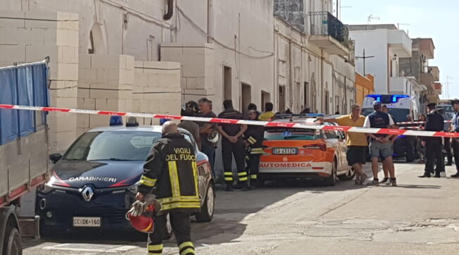 Crolla il solaio di una palazzina: morto l'ennesimo operaio