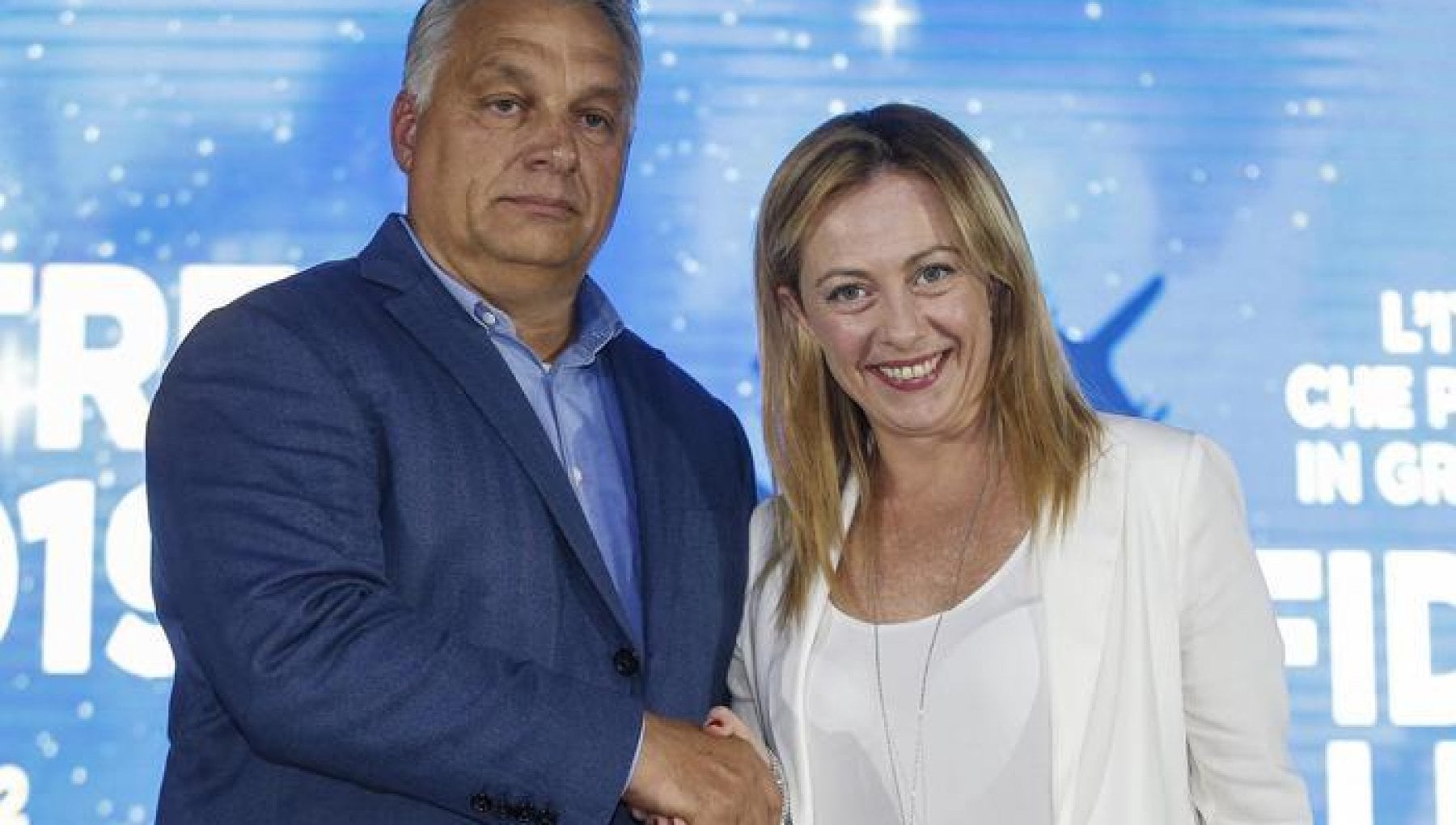 Orban sogna un'Europa circondata da fili spinati: "La Ue finanzi le recinzioni alle frontiere"