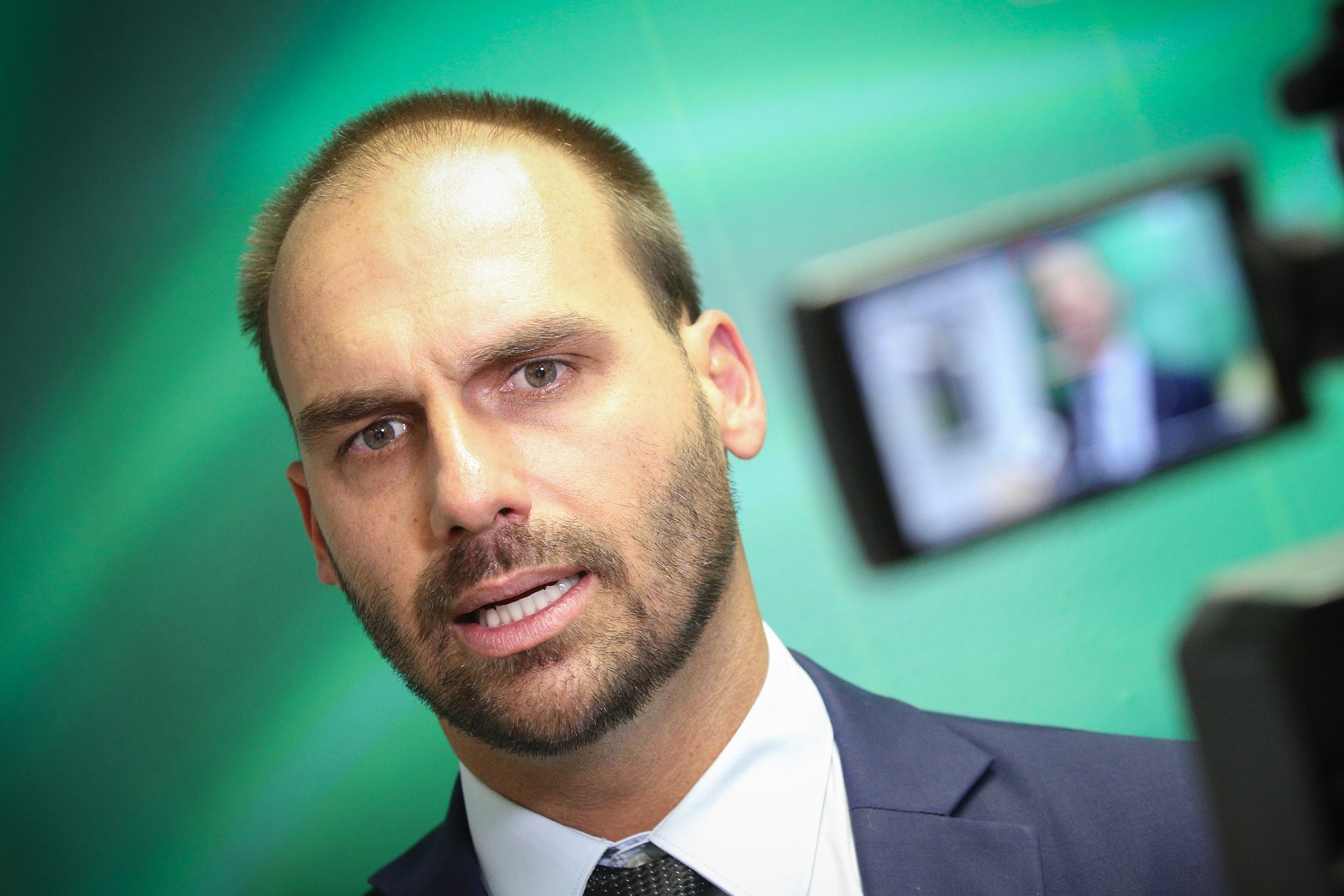 Bolsonaro jr usa la vittoria di Meloni per propaganda reazionaria: "Dio, patria e famiglia come noi"